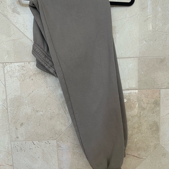 ARITZIA WOMEN’S JOGGERS SIZE XS - Picture 2 of 2